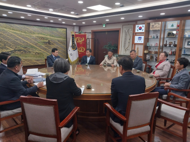 17일 안강읍 두류공업지역에 폐기물매립장 신설을 반대하는 안강읍 주민들이 주낙영 시장을 만나 면담을 하고 있다. 김도훈 기자