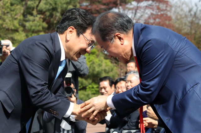 17일 오후 광주대구고속도로 지리산휴게소에서 열린 광주·대구 공항특별법 통시 통과 기념행사에서 홍준표 시장이 인사말을 마친 강기정 시장의 손을 잡고 있다. 연합뉴스