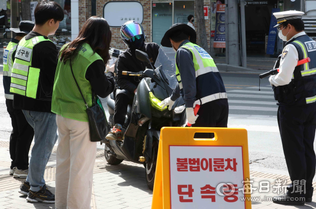 2023년 4월 대구 수성구 신매네거리에서 경찰과 한국교통안전공단 관계자들이 전조등 LED 등의 불법 튜닝 이륜차를 단속하는 모습. 매일신문 DB