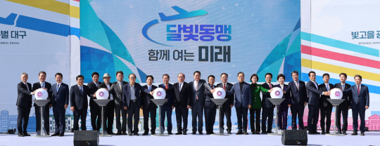 대구경북신공항 특별법·광주 군공항 이전 특별법 동시 통과 기념행사가 17일 광주대구고속도로 지리산휴게소에서 열렸다. 홍준표 대구시장, 강기정 광주시장 등 내빈들이 신공항과 달빛고속철도 특별법, 2038 하계 아시안게임 유치 등을 염원하는 희망 퍼포먼스를 하고 있다. 김영진 기자 kyjmaeil@imaeil.com