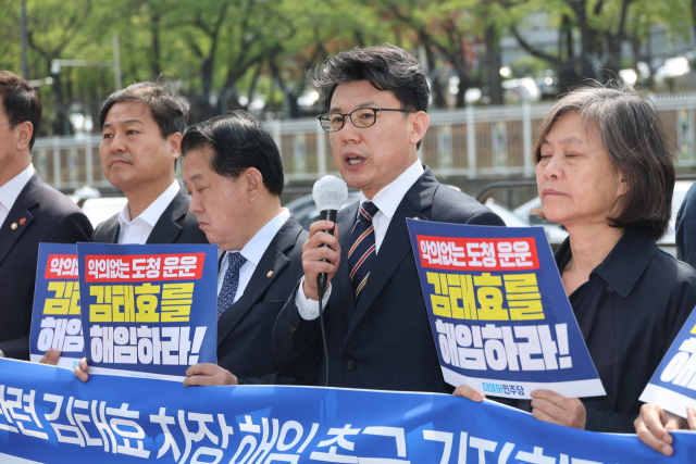 더불어민주당 김병주·진성준 의원 등 국회 운영위원회, 외교통일위원회, 국방위원회, 정보위원회 소속 의원들이 17일 오전 서울 용산구 대통령실 인근에서 열린 미국 불법 도청사태 관련 김태효 국가안보실 1차장 해임요구 기자회견에서 관련 손팻말을 들고 있다. 연합뉴스