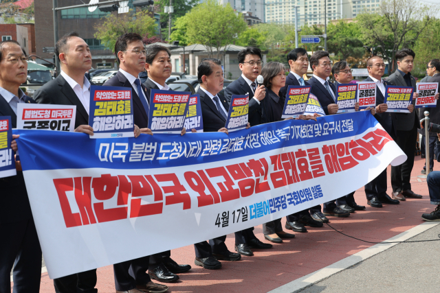 더불어민주당 김병주·진성준 의원 등 국회 운영위원회, 외교통일위원회, 국방위원회, 정보위원회 소속 의원들이 17일 오전 서울 용산구 대통령실 인근에서 열린 미국 불법 도청사태 관련 김태효 국가안보실 1차장 해임요구 기자회견에서 관련 손팻말을 들고 있다. 연합뉴스