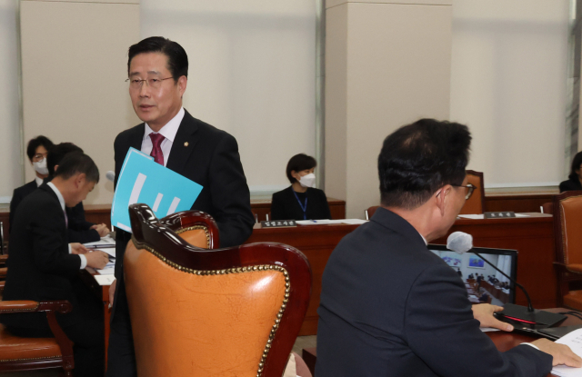 17일 서울 여의도 국회에서 열린 교육위원회 취업 후 학자금 상환 특별법 일부개정법률안에 대한 안건조정위원회에서 국민의힘 이태규 의원이 무소속 민형배 의원의 안건조정위원회 참여에 대해 문제를 제기한 뒤 회의장에서 퇴장하고 있다. 연합뉴스