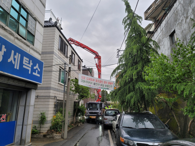 18일 대구 북구 대현동 이슬람사원 공사가 재개됐다. 이날 오전 7시 30분 공사 현장에 인부들과 장비들이 등장하자 일부 주민들이 강하게 항의했다. 경찰도 양측의 충돌을 우려해 병력을 배치했다. 박성현 기자