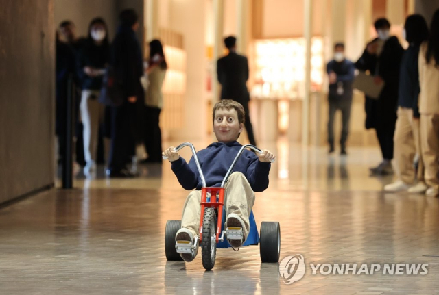 서울 리움미술관에서 7월 16일까지 열리고 있는 마우리치오 카텔란 작가의 개인전