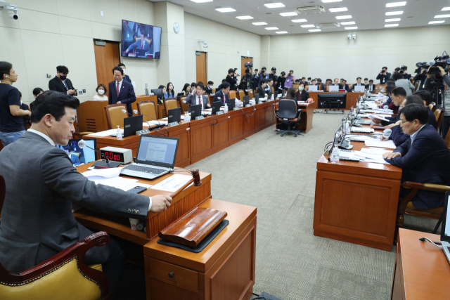 17일 오후 국회에서 열린 기획재정위원회 전체회의에서 윤영석 위원장이 개회 선언을 하고 있다. 연합뉴스