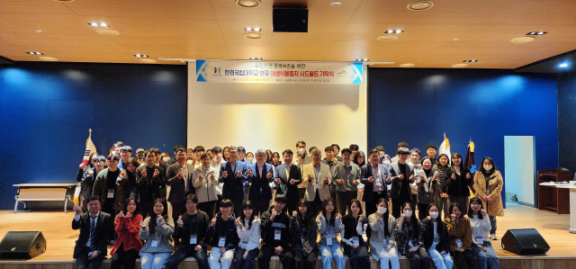 한경국립대학교 관계자와 학생들이 야생식물 종자를 시드볼트에 저장한 후 기념사진을 촬영했다. 수목원 제공