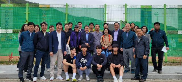 김진열 경북 군위군수와 박수현 군위군의회 의장, 신현수 군위군체육회장이 제61회 경북도민체육대회 사전경기가 열린 울진 테니스 경기장을 찾아 선수들을 격려했다. 군위군 제공