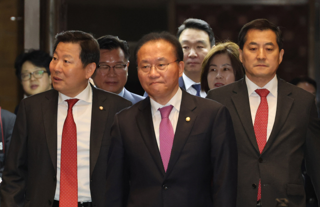 국민의힘 윤재옥 원내대표가 18일 오후 서울 여의도 국회에서 열린 의원총회에 참석하고 있다. 연합뉴스