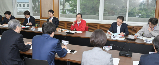 홍준표 대구시장은 18일 시청 산격청사에서 열린 산하기관장 회의에서