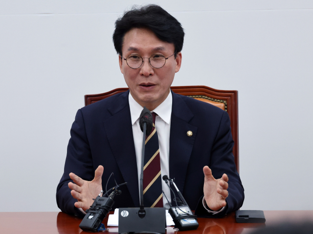 민주당 김민석 정책위 의장이 18일 국회에서 기자간담회를 하고 있다. 연합뉴스
