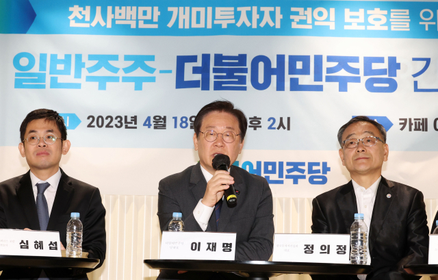 이재명 더불어민주당 대표가 18일 오후 서울 여의도 한 카페에서 