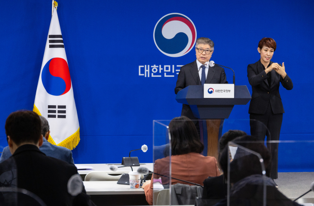 김중수 글로컬대학위원회 위원장이 18일 오후 서울 종로구 정부서울청사 기자회견장에서 글로컬 대학 30 추진방안 확정 및 선정 추진과 관련해 발표하고 있다. 글로컬대학위원회는 교육부가 지난 3월 지역대학의 세계화를 위해 출범시킨 위원회다. 연합뉴스
