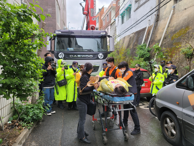 18일 대구 북구 대현동 이슬람사원 건립 현장에서 인부들과 주민들 간의 몸싸움 도중 주민 1명이 다쳐 병원에 이송되고 있다. 박성현 기자