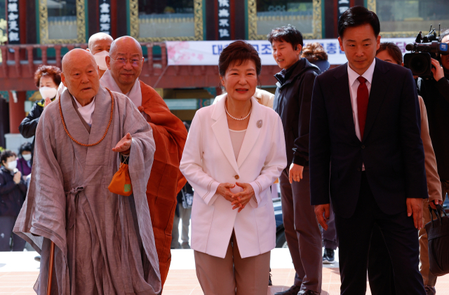 박근혜 전 대통령이 11일 오전 대구 팔공산 동화사를 찾아 경내를 돌아보고 있다. 연합뉴스