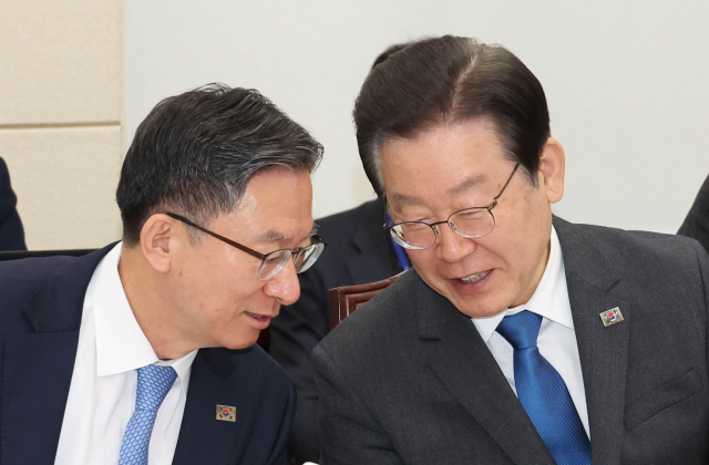 더불어민주당 이재명 대표가 지난 4월 23일 국회에서 열린 국방위원회 전체회의에서 정성호 의원과 대화하고 있다. 연합뉴스