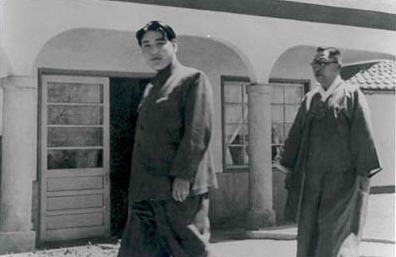 1948년 4월 22일 평양에서 열린 남북연석회의의 회의장으로 걸어가고 있는 김구(오른쪽), 김일성. 통일부