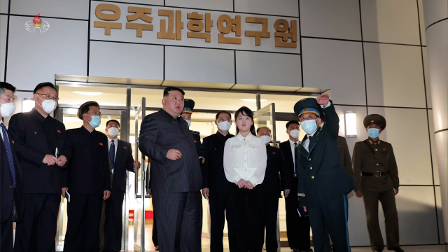 북한 김정은 국무위원장이 지난 18일 국가우주개발국을 현지지도하고 