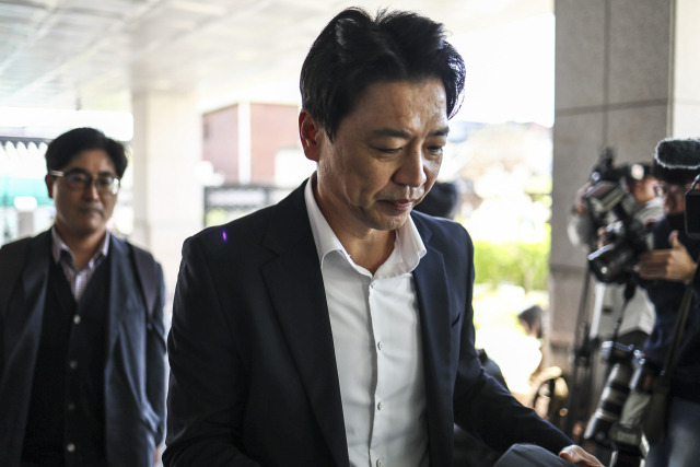 역술인 천공의 대통령실 관저 이전 개입 의혹을 제기해 고발당한 부승찬 전 국방부 대변인이 조사를 받기 위해 19일 오전 종로구 서울경찰청 자하문로별관사이버수사과로 출석하고 있다. 연합뉴스