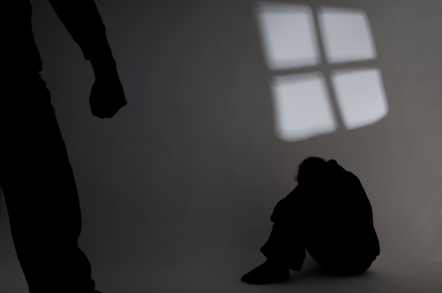 28일 동거 중으로 사실혼 관계에 있는 지적장애 남성을 베란다에 감금하고 폭행해 숨지게 한 여성에게 징역 25년이 선고됐다. 게티이미지뱅크코리아