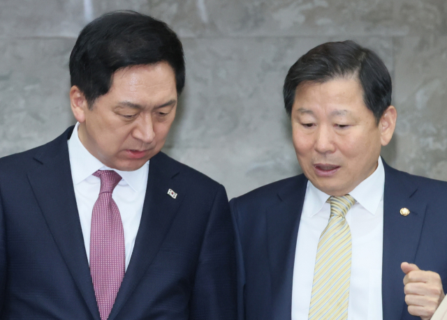 국민의힘 김기현 대표가 13일 오후 국회에서 열린 의원총회에서 이철규 사무총장과 대화하고 있다. 연합뉴스