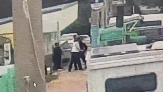 전과 70범 A씨가 주먹을 휘두르는 모습. 제주동부경찰서 제공
