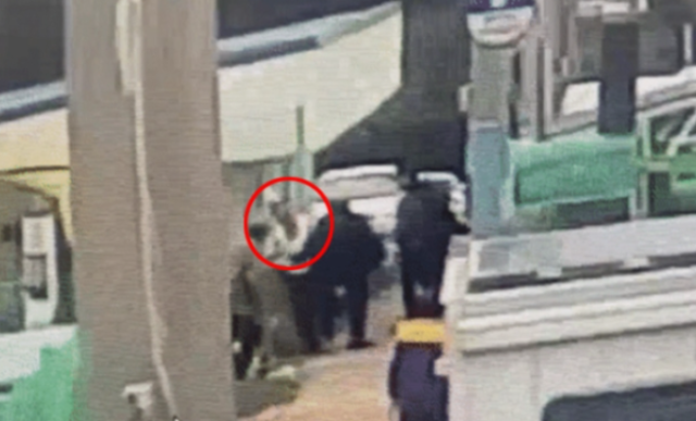 전과 70범 A씨가 주먹을 휘두르는 모습. 제주동부경찰서 제공