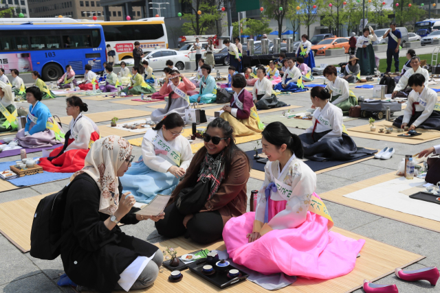 지난 3월 28일 보성세계차엑스포 개최 30일을 앞두고 보성군은 서울 경희궁에서 붐업 페스타를 개최했다. 올해로 11회를 맞는 보성세계차엑스포는 '천년의 보성 차, 세계를 품다!'란 주제로 4월 29일부터 5월 7일까지 9일간 개최한다.