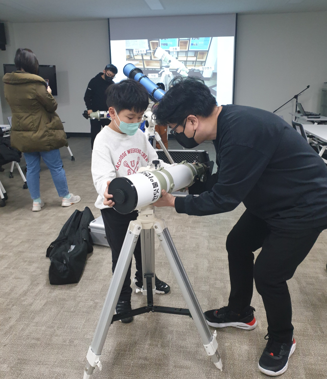영양군 생태공원사업소 반딧불이천문대에서 방문객들이 천체 망원경의 조작법에 대해서 배우고 있다. 영양군 제공