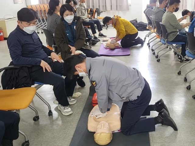 경산경찰서는 경일대학교 응급구조학과와 협업해 19일 전 직원을 대상으로 심폐소생술 등 응급처치 교육을 실시했다.