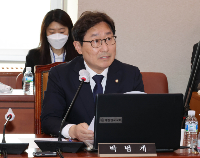 더불어민주당 박범계 의원이 30일 국회에서 열린 법사위 전체회의에서 질의하고 있다. 연합뉴스