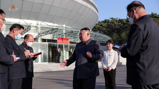 북한 김정은 국무위원장이 지난 18일 국가우주개발국을 현지지도하는 모습. 연합뉴스
