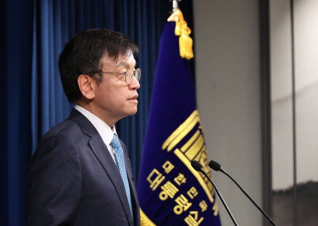 최상목 경제수석이 19일 서울 용산 대통령실 브리핑룸에서 윤석열 대통령의 미국 국빈 방문에 관해 브리핑하고 있다. 연합뉴스