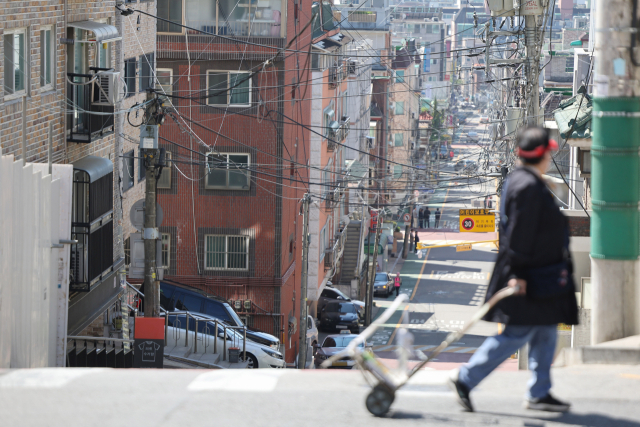 전국에서 전세사기 피해 사례가 속출하고 있는 가운데 19일 오후 서울 강서구 화곡동 빌라 밀집 지역의 모습. 연합뉴스