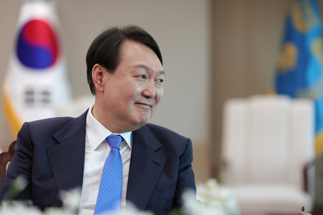 윤석열 대통령이 지난 18일 서울 용산 대통령 집무실에서 로이터 통신과 인터뷰하고 있다. 연합뉴스