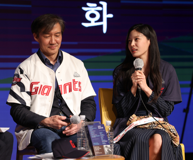조국 전 법무부 장관과 딸 조민 씨가 올해 4월 11일 부산 해운대구 쿠무다 콘서트홀에서 열린 