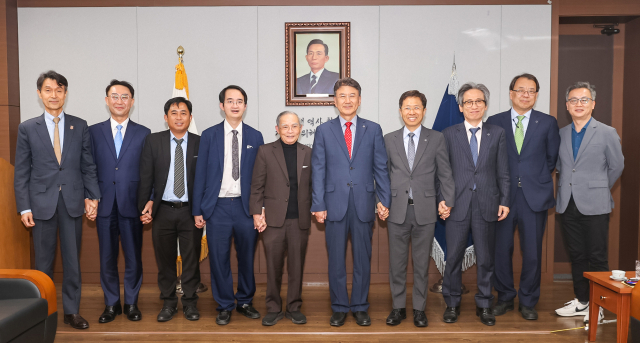 영남대와 베트남 주이떤대가 현지 새마을경제개발학과 설립 등 교류 협력에 나섰다(왼쪽네 번째부터 레응우엔바오 총장, 레꽁꺼 이사장, 최외출 총장). 영남대 제공