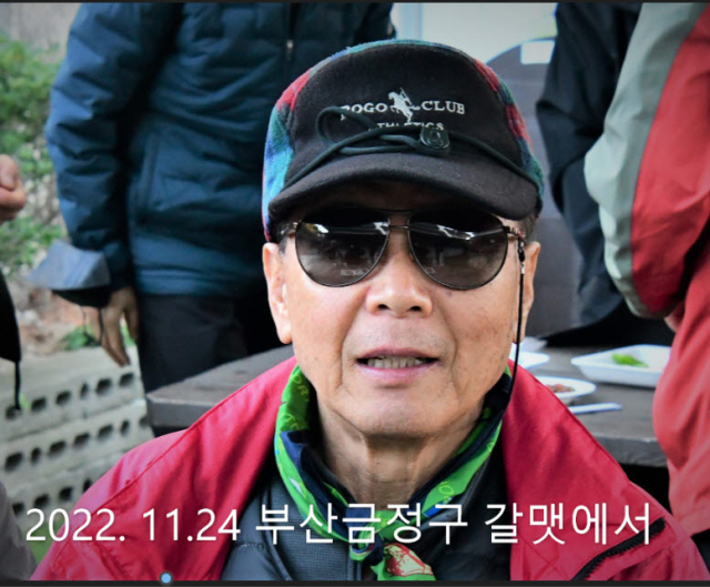신동칠(계명대동산병원 원무부장) 씨의 아버지 고 신기식 씨가 산행 갔을 때 같이 간 동호회원이 촬영해줬다는 고 신기식 씨의 사진. 가족 제공.