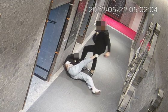부산 서면에서 귀가중인 여성에게 무차별 폭행을 가해 공분을 사고 있는 