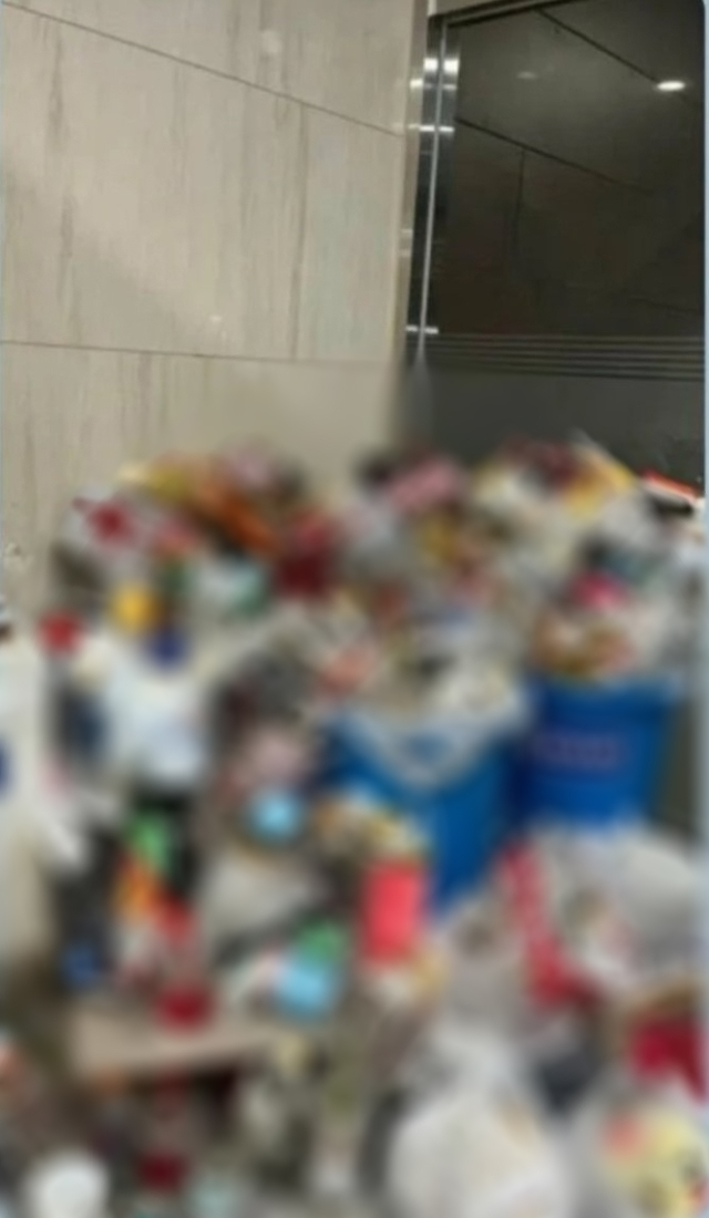 온라인 익명 커뮤니티로 확산한 경북대 사범대 2층 쓰레기통 주변 쓰레기들.