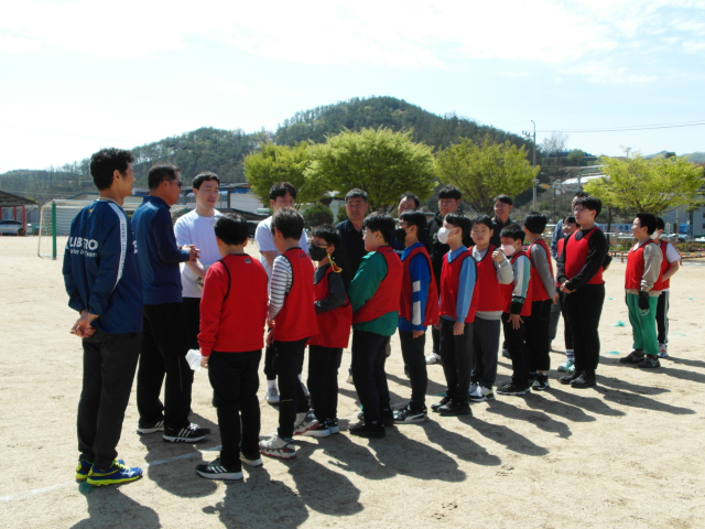 지난 19일 열린 경북 영양중앙초등학교 미니운동회에서 남학생들과 남자 교직원들이 운동장에서 축구 시합을 벌이고자 서로 인사를 하고 있다. 영양중앙초 제공