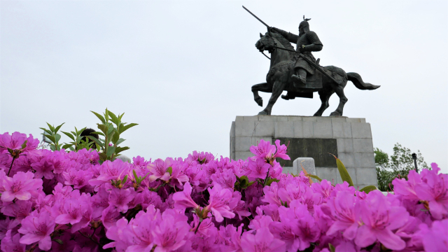 황성공원 김유신장군상. 활짝 핀 철쭉이 장군의 기상을 닮았다.