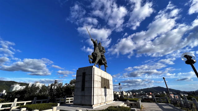 황성공원 김유신장군상.