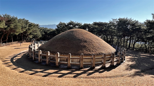 흥무대왕으로 추존된 김유신장군묘. 신라왕릉보다 더 웅장하다