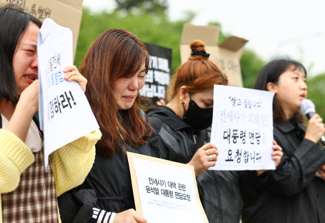전세사기 피해자들이 20일 서울 용산구 대통령집무실 인근에서 열린 전세사기 대책 관련 대통령 면담 요청 기자회견에서 눈물을 흘리고 있다. 연합뉴스