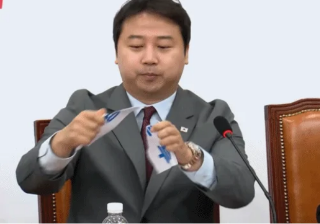 20일 최고위 회의에서 장예찬 국민의힘 청년최고위원이 돈 봉투를 찢고 있다. 국민의힘 유튜브 오른소리 제공