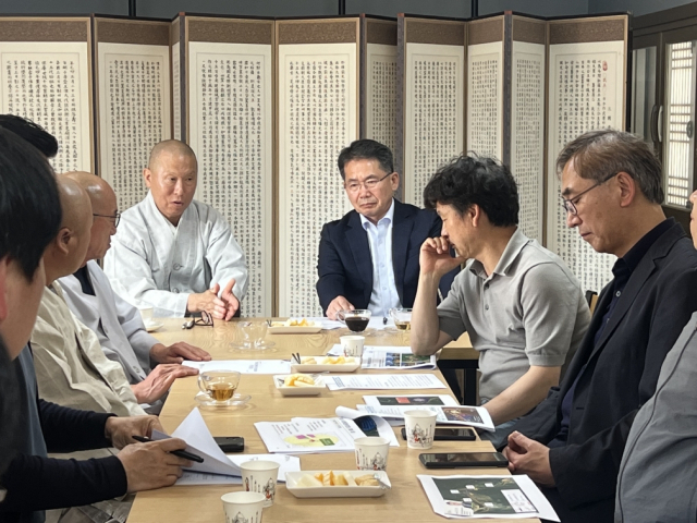 김진열 경북 군위군수가 인각사지 현지조사에 나선 문화재청 문화재위원들에게 수자원공사 군위댐 수상태양광발전사업 송전선로 현상변경에 대한 불허를 요청하고 있다. 군위군 제공