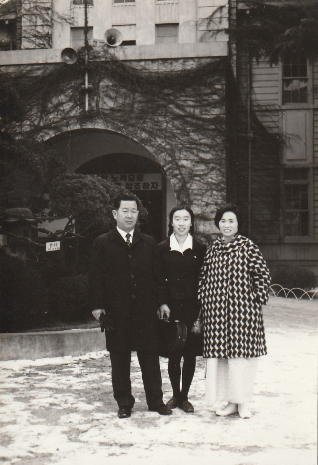 강지윤 씨가 경북여고 재학 때, 교정에서 함께한 아버지와 어머니. 가족 제공.