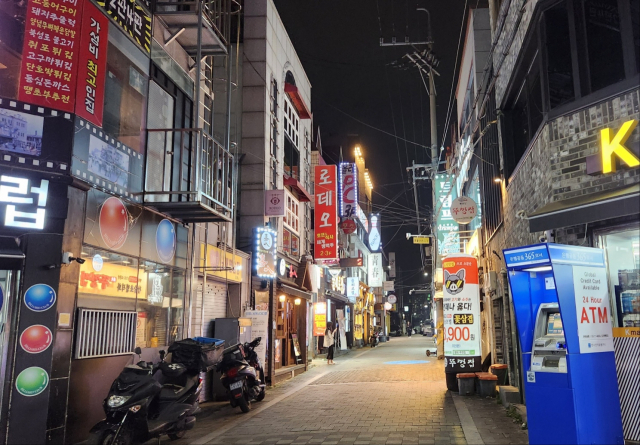 18일 오후 10시쯤 경북대학교 북문 술집 골목에는 지나다니는 사람이 거의 없었다. 일렬로 늘어선 가게 5곳 중 3곳은 손님이 아무도 없었다. 윤수진 기자