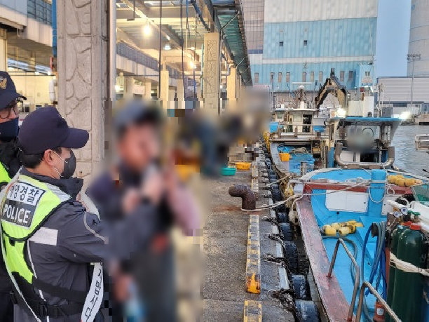 20일 오전 포항시 남구 송도동 포항수협 위판장 앞에서 포항해경의 음주운항 불시 단속에 50대 선장이 적발됐다. 포항해양경찰서 제공.